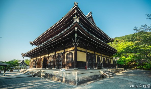 <p>南禅寺在所有日本禅寺中地位极高，被列为京都五山及镰仓五山之上。宽广的禅寺里有许多具有魅力的景点：保存了124片桃山风格的豪华隔扇画的方丈（国宝）、日本三大门之一的三门（重要文化遗产）、法堂、敕使门等等。</p><p>另外也有不少意境幽美雅致的庭园，如位于大方丈的禅院式枯山水庭园“虎子渡河”以及位于金地院的枯山水庭园“鹤龟庭”。寺院内收藏有著名画家狩野探幽的门画和饮水虎，也很值得一看。</p><p>水路阁是京都琵琶湖疏水工程的一个旧影，琵琶湖疏水是从京都的邻县滋贺县琵琶湖引水到京都的一项运河筑造工程，从滋贺县大津市的三保崎地区取水，引入京都水道家庭用水系统，周围地区的工业用水和农业灌溉均因此获益。南禅寺的水路阁完工于明治21年（1888年），这是明治时期政府蔑视佛教强制不修改疏水渠线路的结果，红色砖墙砌成的拱形桥式水路阁，曾经色彩明烈、结构刚硬，经过百年的磨砺，斑驳的红墙和禅意寺院逐渐融为一体。</p>