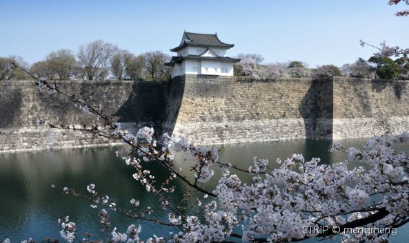 <p>大阪城也叫“金城”或“锦城”，是大阪最著名的旅游观光景点，也是大阪的象征。它位于大阪市中央区的大阪城公园内，与名古屋城、熊本城并列为日本历史上的三大名城。丰臣秀吉统一日本列岛后，于1583年开始修建大阪城来彰显自己的权力，后数次被摧毁，现在看到的是1931年重建的。<br /><br />整个大阪城分为内城、中城与外城（即本丸、二之丸、三之丸），气势恢宏的城门、高大陡峭的城墙及内外两道宽阔的护城河十分壮观，其他任何一座日本古城都无法与其相比。尤其护城河上长达12公里的城墙，用大量的巨石堆砌而成，极其雄壮，令大阪城固若金汤。<br /><br /><strong>天守阁</strong><br />中央的<a href=