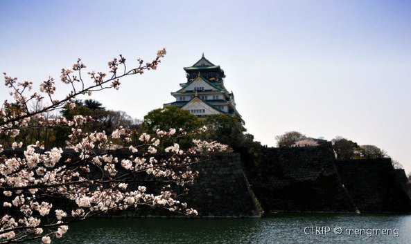 <p>大阪城也叫“金城”或“锦城”，是大阪最著名的旅游观光景点，也是大阪的象征。它位于大阪市中央区的大阪城公园内，与名古屋城、熊本城并列为日本历史上的三大名城。丰臣秀吉统一日本列岛后，于1583年开始修建大阪城来彰显自己的权力，后数次被摧毁，现在看到的是1931年重建的。<br /><br />整个大阪城分为内城、中城与外城（即本丸、二之丸、三之丸），气势恢宏的城门、高大陡峭的城墙及内外两道宽阔的护城河十分壮观，其他任何一座日本古城都无法与其相比。尤其护城河上长达12公里的城墙，用大量的巨石堆砌而成，极其雄壮，令大阪城固若金汤。<br /><br /><strong>天守阁</strong><br />中央的<a href=