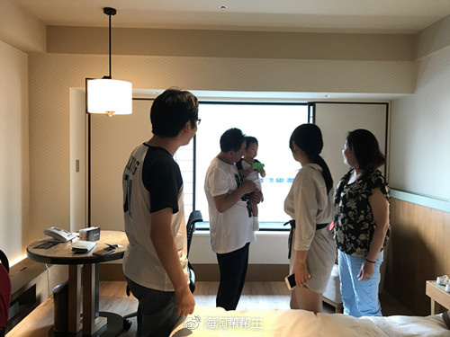 在酒店的房间内家人汇合，日本的酒店房间真的是迷你啊，五个人就快塞满了~