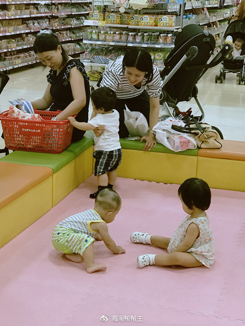 kit商场母婴用品区有个小游戏场，把蜜糖放在这里玩，我可以到处逛逛，买辅食，尿不湿