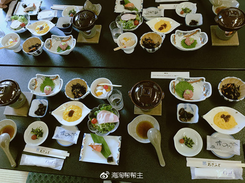 酒店准备的日式早餐，很丰盛，盘盘碟碟的很多，很传统的日式早餐