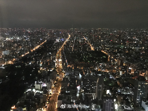 在房间（55层）就可以看整个大阪城的夜景，很壮观