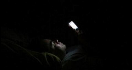 真相：关灯玩手机的伤害到底有多大？